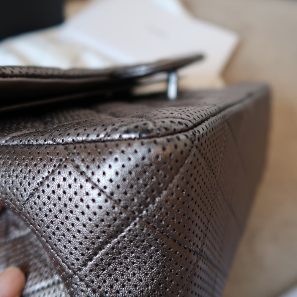 Metallic calfskin Quilted Jumbo Double flap - Picture 11 of 12